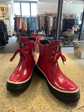 Charger l'image dans la galerie, Wind River Red Rain Boots (Size 8)
