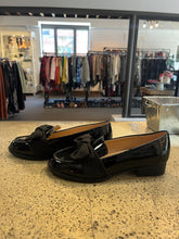 Charger l'image dans la galerie, Bandolino Black Bow Loafers (Size 7.5)
