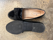 Charger l'image dans la galerie, Bandolino Black Bow Loafers (Size 7.5)
