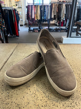 Cargar imagen en el visor de la galería, *AS IS* Skechers Sparkly Slip On Shoes (Size 8.5)
