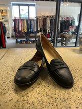 Cargar imagen en el visor de la galería, Naturalizer Black Leather Loafers (Size 8)
