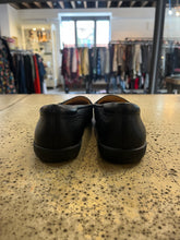 Cargar imagen en el visor de la galería, Naturalizer Black Leather Loafers (Size 8)
