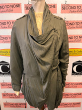 Cargar imagen en el visor de la galería, Olive Green Draped Front Jacket (Size S)
