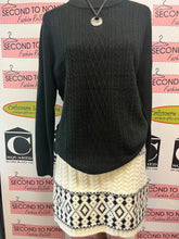 Cargar imagen en el visor de la galería, Cable Knit Mock Neck Sweater (Size L)
