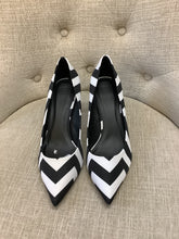 Charger l&#39;image dans la galerie, ASOS Black &amp; White Chevron Pumps (Size 7)
