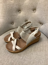 Load image into Gallery viewer, Skechers Luxe Foam Sandals (Size 8)
