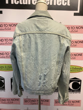 Cargar imagen en el visor de la galería, Campus Crew Lightwash Denim Jacket (Size L)
