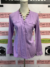 Cargar imagen en el visor de la galería, Tahari Purple 1/4 Button Up (Size M)
