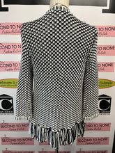 Cargar imagen en el visor de la galería, Chico’s B&amp;W Knit Fringe Sweater (Size L)
