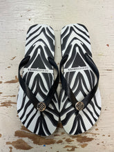 Charger l'image dans la galerie, Denver Hayes Animal Print Thong Sandals (Size L/9-10)
