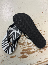 Charger l'image dans la galerie, Denver Hayes Animal Print Thong Sandals (Size L/9-10)
