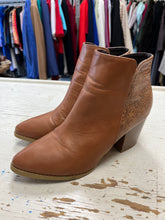 Charger l'image dans la galerie, Brown Floral Embossed Ankle Boots (Size 8/EU 39)
