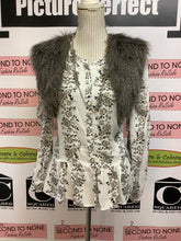 Charger l'image dans la galerie, GUESS Faux Fur Vest (Size )
