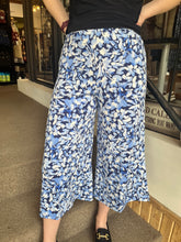 Load image into Gallery viewer, Blue-Tone Wide-Leg Cropped Pants (Made in Canada)
