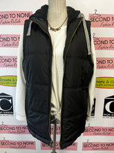 Cargar imagen en el visor de la galería, Fleece Lined Hooded Puffer Vest (Size S)

