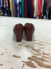 Charger l'image dans la galerie, Naturalizer Leather Kitten Heels (Size 8)
