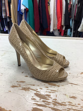 Cargar imagen en el visor de la galería, Nine West Snake Skin Print Pumps (Size 8)
