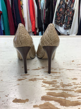 Cargar imagen en el visor de la galería, Nine West Snake Skin Print Pumps (Size 8)
