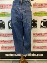 Cargar imagen en el visor de la galería, Old Navy High Rise Slouchy Straight Jeans (Size 12)
