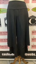 Cargar imagen en el visor de la galería, NWT Oliver Jung Black Palazzo Pants (Size XS)
