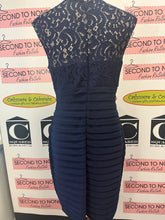 Charger l&#39;image dans la galerie, Laura Petites Navy Lace Party Dress (Size 8P)
