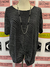 Cargar imagen en el visor de la galería, Black &amp; Silver Twisted Hem Top (Size L)
