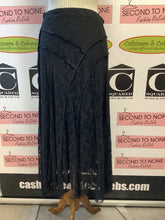 Cargar imagen en el visor de la galería, Nonpareil Black Lace Maxi Skirt (Size M)
