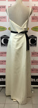 Cargar imagen en el visor de la galería, After Six Ivory Dream Gown (Size 10)

