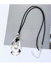 Cargar imagen en el visor de la galería, Long Necklace with Drop Pearl (2 Colors)
