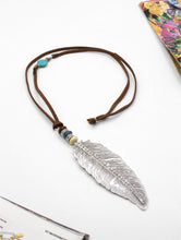 Cargar imagen en el visor de la galería, Long Feather Necklace
