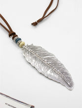 Cargar imagen en el visor de la galería, Long Feather Necklace
