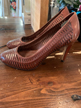 Load image into Gallery viewer, Cole Haan Heels/Nike Air Sole (Size 7)
