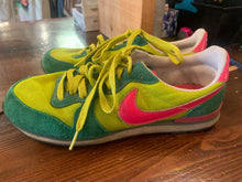 Load image into Gallery viewer, Rare Vintage Nike Sneakers (Size 9)

