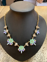 Cargar imagen en el visor de la galería, Conjunto de collar y aretes con diamantes de imitación florales
