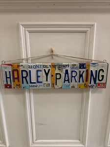 Letrero de matrícula "HARLEY PARKING"