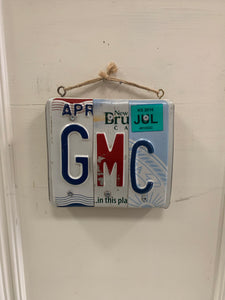 Letrero de matrícula "GMC"