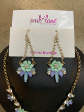 Cargar imagen en el visor de la galería, Conjunto de collar y aretes con diamantes de imitación florales
