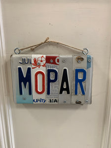 Letrero de matrícula "MOPAR"