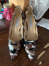 Load image into Gallery viewer, Camo Pumps (Size 11)
