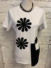 Cargar imagen en el visor de la galería, Camiseta Flower Power en blanco y negro de NWT (Talla XL)
