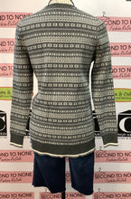 Load image into Gallery viewer, Far West Gray Snowflake Sweater (Size M)
