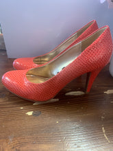 Load image into Gallery viewer, Steve Madden Heels (Size 6)
