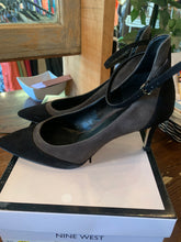 Load image into Gallery viewer, Nine West 2-Tone Pumps (Size 7 1/2)
